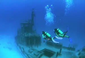 Wrecks: Divers on wreck