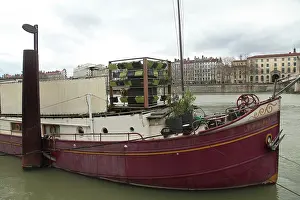 Housing: Dog on a barge docked - Lyon France