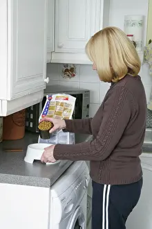 Measuring: Dog Owner - Measuring out dried / dry food for