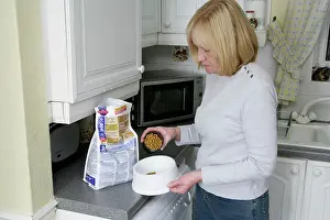 Measuring: Dog Owner - Measuring out dried / dry food for