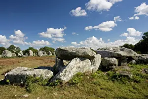 Dolmen: Dolmen de Kermario, prehistoric tomb near standing