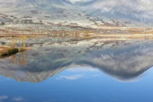 Oppland: Doralen autumn Mount Stygghoin reflection in lake Dorald