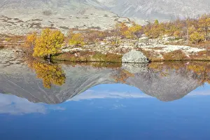 Oppland: Doralen autumn Mount Stygghoin reflection in lake Dorald