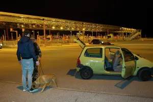 Motor: For drugs on people during a road inspection - France