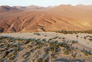 Kaokoland: The dry bed of the Hoarusib river and adjoining badlands. Bo