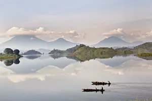 Virunga: Dugout canoe floating on Lake Mutanda with
