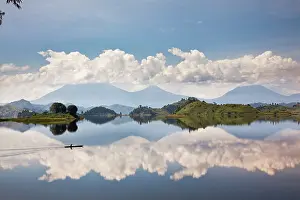 Virunga: Dugout canoe floating on Lake Mutanda with