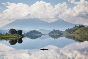 Virunga: Dugout canoe floating on Lake Mutanda with