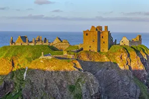 Aberdeenshire: Dunnottar Castle - famous historic castle ruin sitting