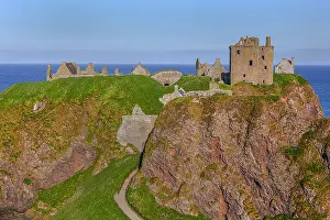 Aberdeenshire: Dunnottar Castle - famous historic castle ruin sitting
