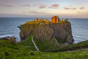 Aberdeenshire: Dunnottar Castle - famous historic castle ruin sitting