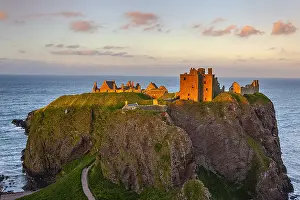 Aberdeenshire: Dunnottar Castle - famous historic castle ruin sitting