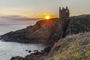 Ragged: Dunskey Castle - ancient tower house built on top