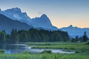 Picturesque: Dusk at Geroldsee, fog rising, in the background the peaks of Hochblassen