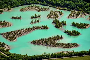 Turquoise: Dyckerhoffsee nature reserve, blue lagoon with turquoise-col