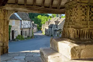 Features: Early Morning view through the Market Cross Monument