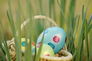 Symbols: Easter eggs in basket