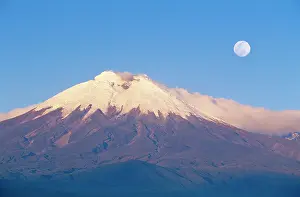 Cotopaxi: ECUADOR - Cotopaxi, seen from the west, with full moon