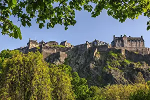 Towering: Edinburgh Castle - castle rock with Edinburgh castle