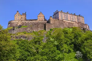 Towering: Edinburgh Castle - castle rock with Edinburgh castle