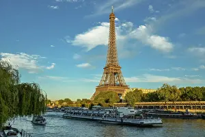 030118: Eiffel Tower with passenger ferry Bateaux Mouches