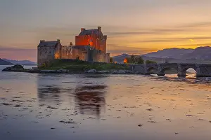 Kyle: Eilean Donan Castle - lighted up historic ruin located