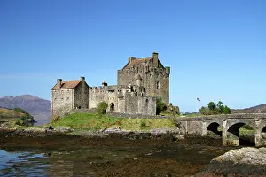 Donan: Eilean Donan Castle, Scotland. The famous