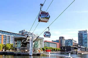 Thames: Emirates Air Line cable car across the Thames, London