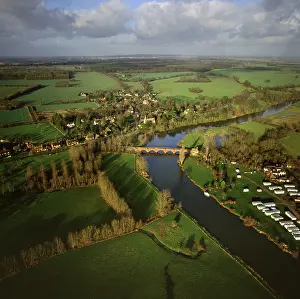 Clifton: England - Aerial view, River Thames at Clifton