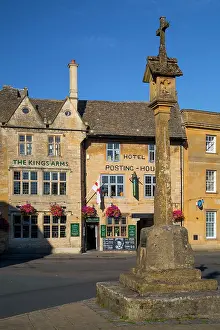 Cotswolds: English Civil War Memorial in Market Square with