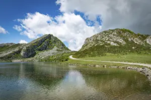 Mont: The enollake one of the two Lakes of the Lakes of Covadolga in the Picos de Europa mountains