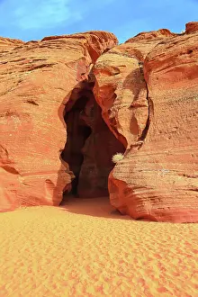 Erode: The entrance to Antelope Canyon in Arizona. Page