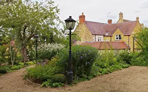 Cotswolds: Entrance to classic homestead decorated with flowers