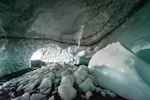 200619: Entrance of an ice cave of a glacier, Big Four Ice