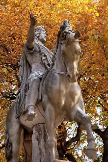 Leave: Equestrian statue of King Louis XIII in