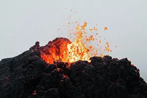 Reykjanes: Erupting volcano with lava, close-up, Fagradalsfjall