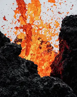 Reykjanes: Erupting volcano with lava, close-up, Fagradalsfjall