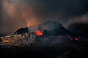 Reykjanes: Erupting volcano with lava fountains and lava field