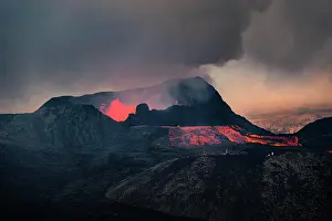 Reykjanes: Erupting volcano with lava fountains and lava field