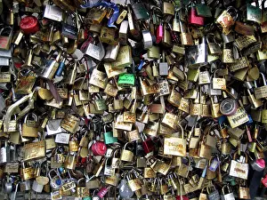Rive: Europe, France, Paris. Love-locks on the