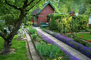 Walkway: Europe, Germany, Bavaria, Straubing, cottage