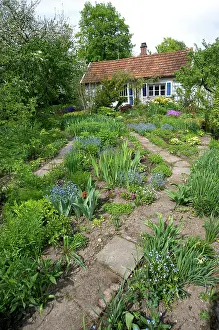 Walkway: Europe, Germany, Bavaria, Straubing, cottage