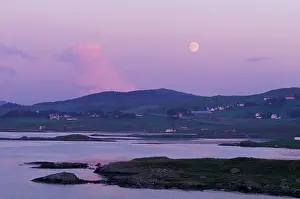 Rises: Europe, Norway, Hildefjord. Full moon rises