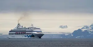 Sailing: Europe, Norway, Svalbard. Cruise ship Aida