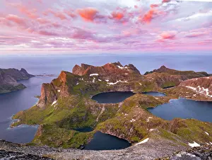 Moskenesy: Evening atmosphere, mountain landscape with Reinefjord