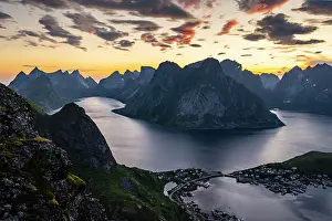 Hamnoy: Evening atmosphere, view from Reinebringen, Reinebriggen