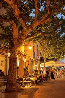 Cafe: Evening relaxing at outdoor Cafes in Greoux-les-Bains