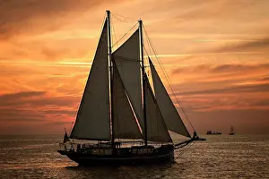 Masted: Evening sail with the two-masted schooner SS OBAN