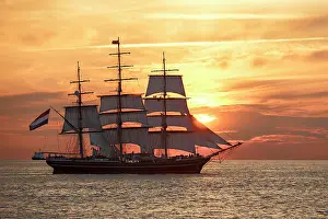 Ships: Evening sailing with the Stad Amsterdam in the foreground