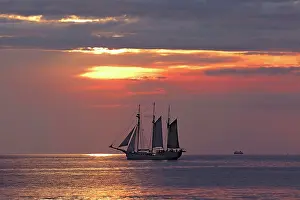 Masted: Evening sailing with three-masted schooner Mare